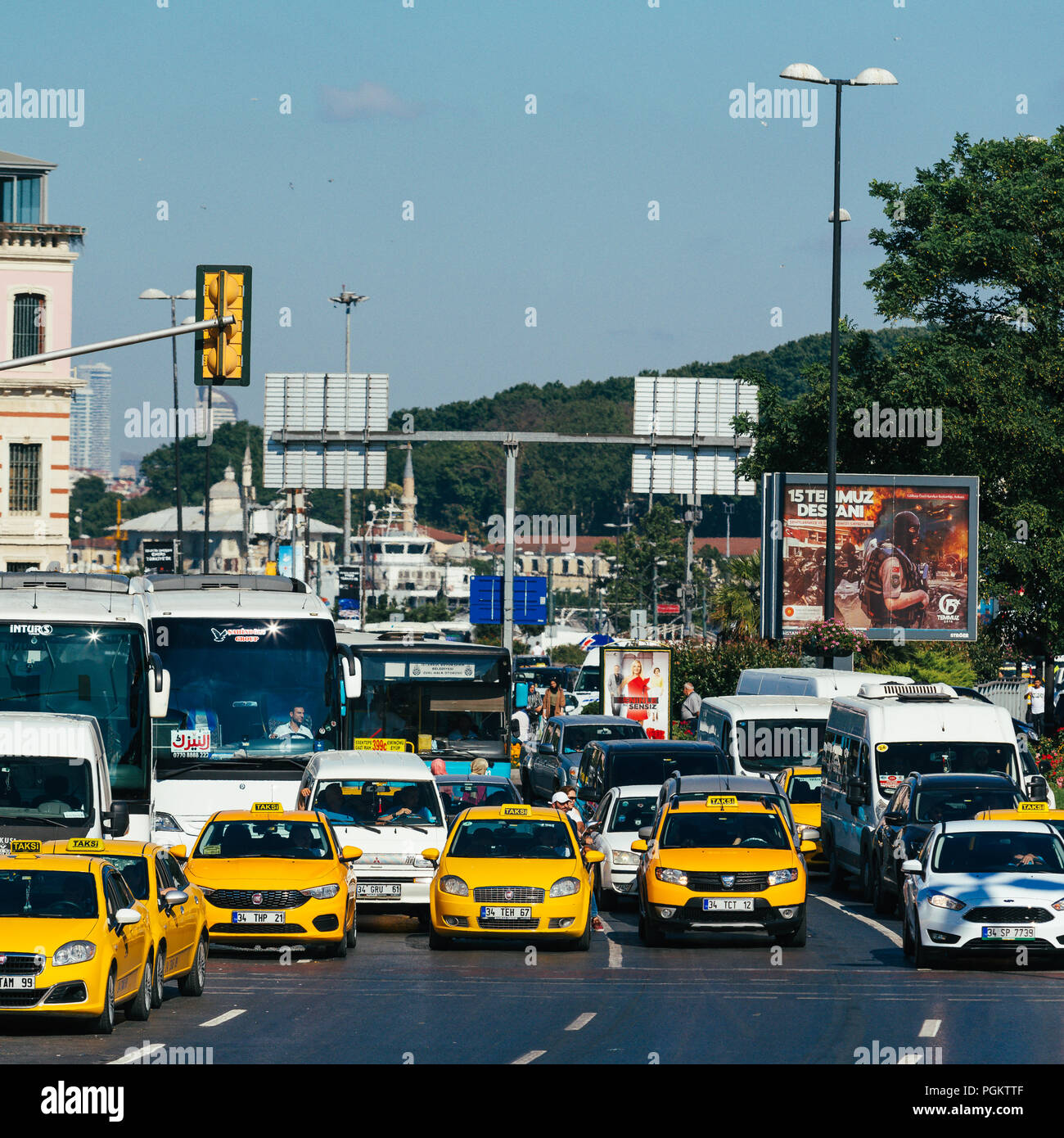 ISTANBUL, Türkei, 11. JULI 2017: Rush Hour in Istanbul. Der Verkehr auf der Autobahn. Türkei Stockfoto