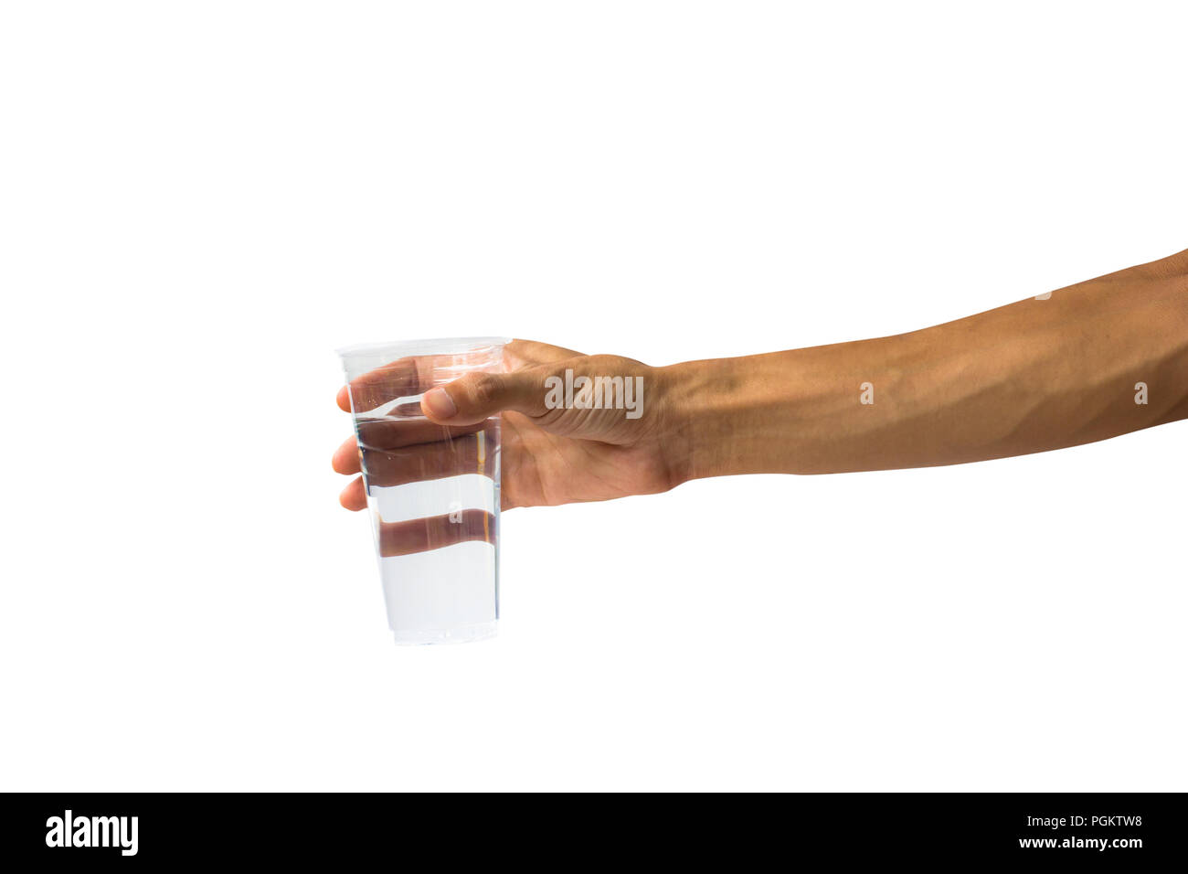 Hand isoliert: eine 7/8-weibliche Hand, die reines Wasser in Kunststoff Glas geben auf weißem Hintergrund gehören Freistellungspfad einfach für Ausschnitt zu verwenden. Stockfoto