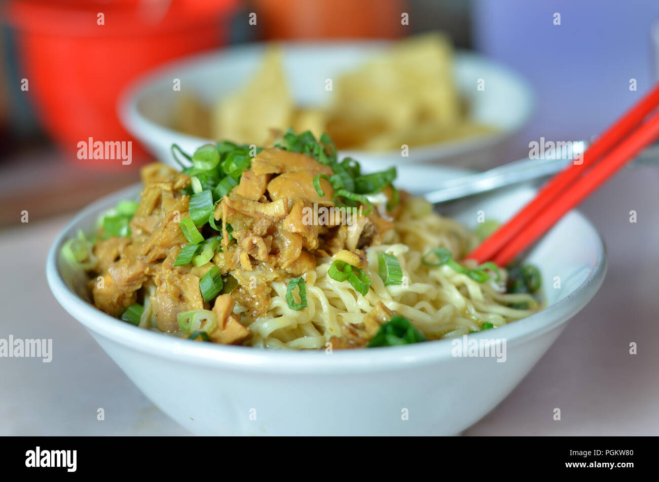 Indonesisches Street Food, eine Schüssel Nudeln mit Chiken, Mie Ayam Stockfoto