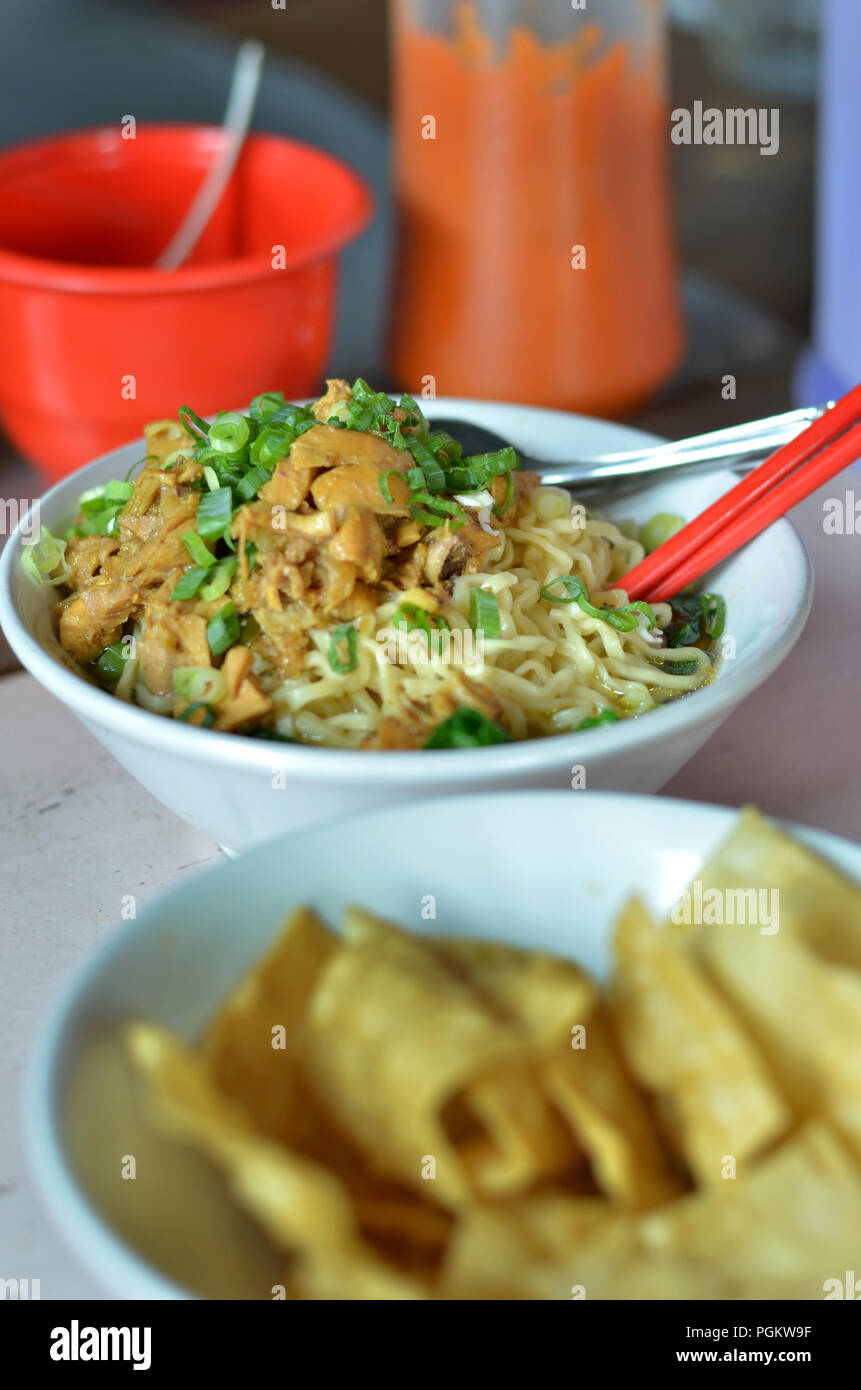 Indonesisches Street Food, eine Schüssel Nudeln mit Chiken, Mie Ayam Stockfoto