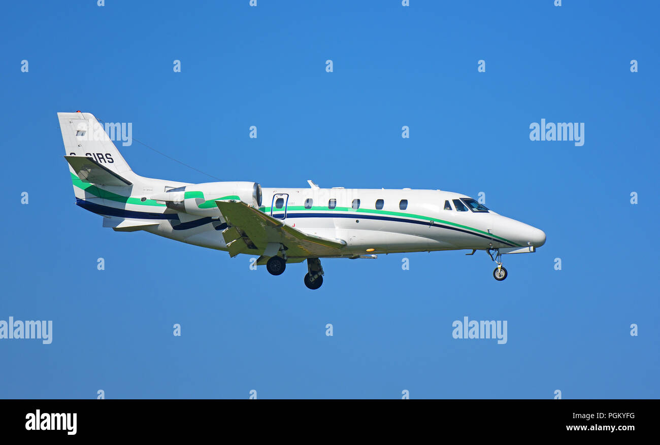 Eine Cessna Citation XL bei Inverness Flughafen ankommen an einem sanften Hang Ansatz Glide ist diese Cessna 560XL Citation Twin Jet Stockfoto