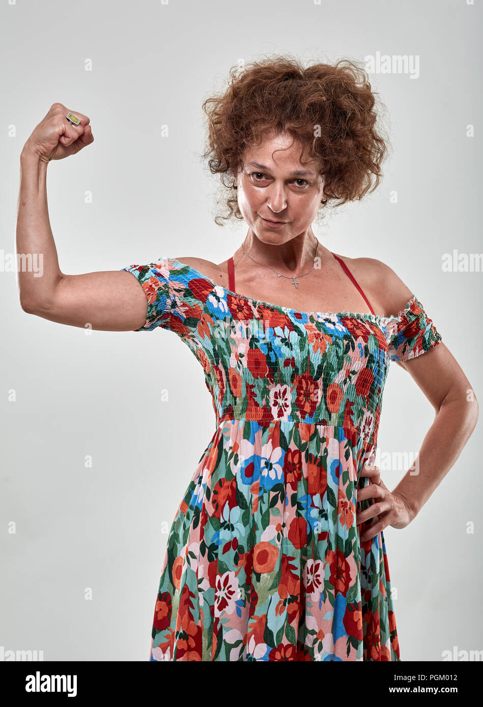 Girls power Metapher mit der reife Frau flexing Biceps Stockfoto