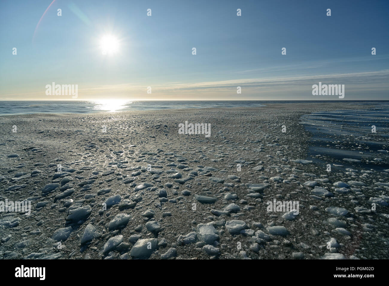 Treibeis in der Nähe der arktischen Eiskappe Austfonna, Nordaustlandet, Svalbard, Norwegen Stockfoto