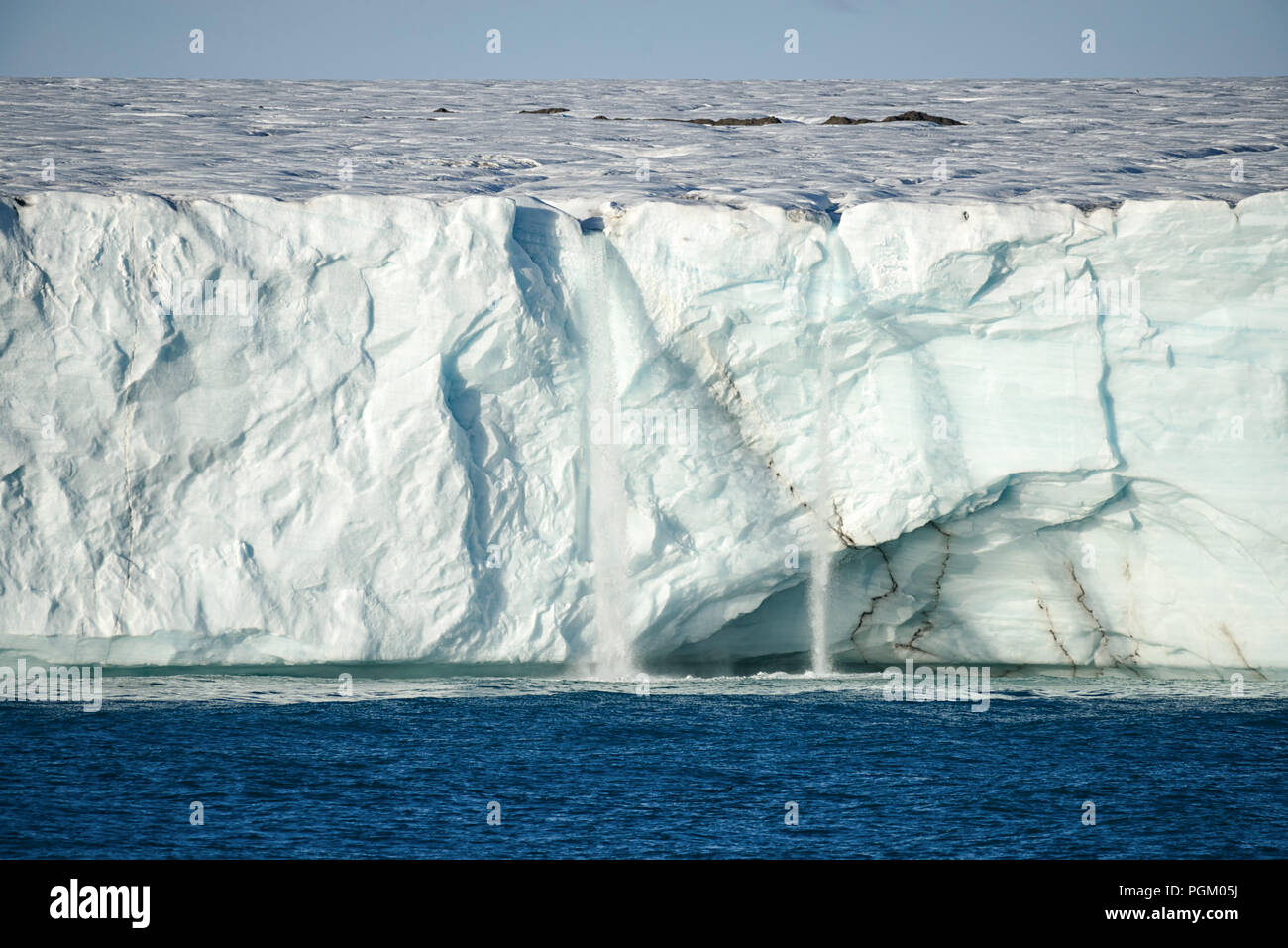 Fließendes Schmelzwasser aus Bråsvellbreen, einem Teil der arktischen Eiskappe Austfonna, Nordaustlandet, Svalbard, Norwegen Stockfoto
