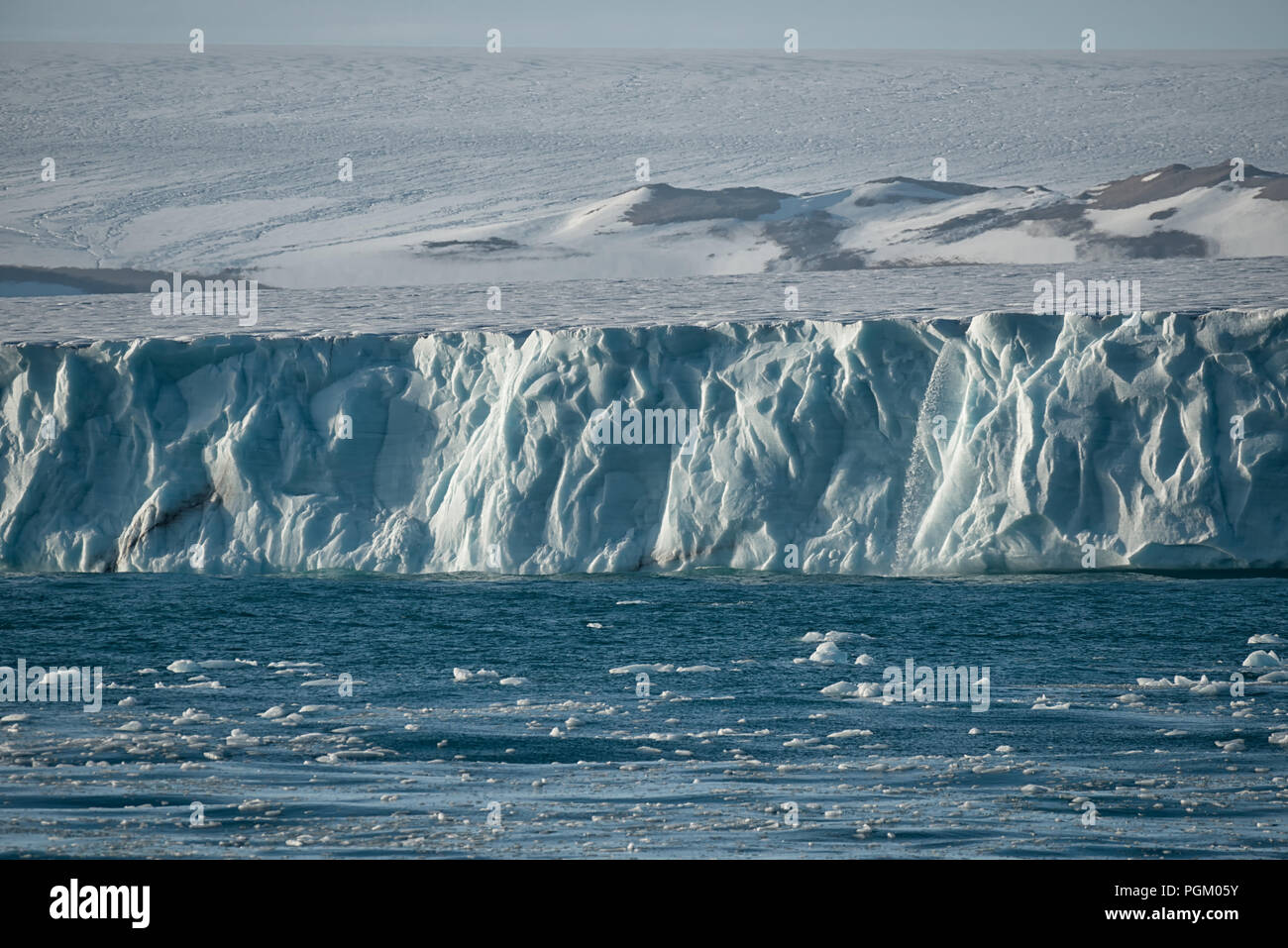 Arktische Landschaft im hohen Norden bei Bråsvellbreen, Teil der arktischen Eiskappe Austfonna, Nordaustlandet, Svalbard, Norwegen Stockfoto