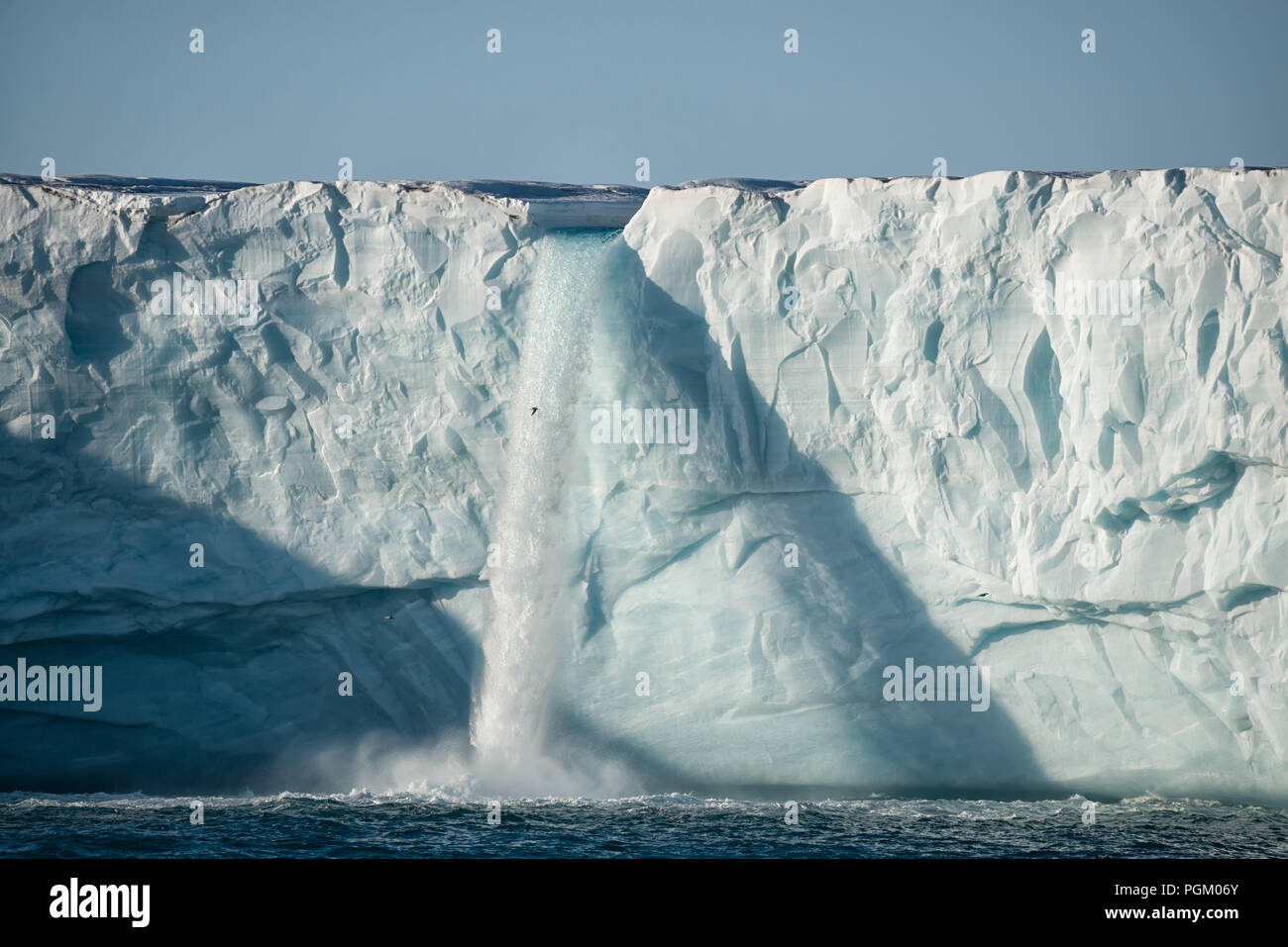 Schmelzwasser des Gletschers Bråsvellbreen, Teil der arktischen Eiskappe Austfonna, Nordaustlandet, Spitzbergen Stockfoto