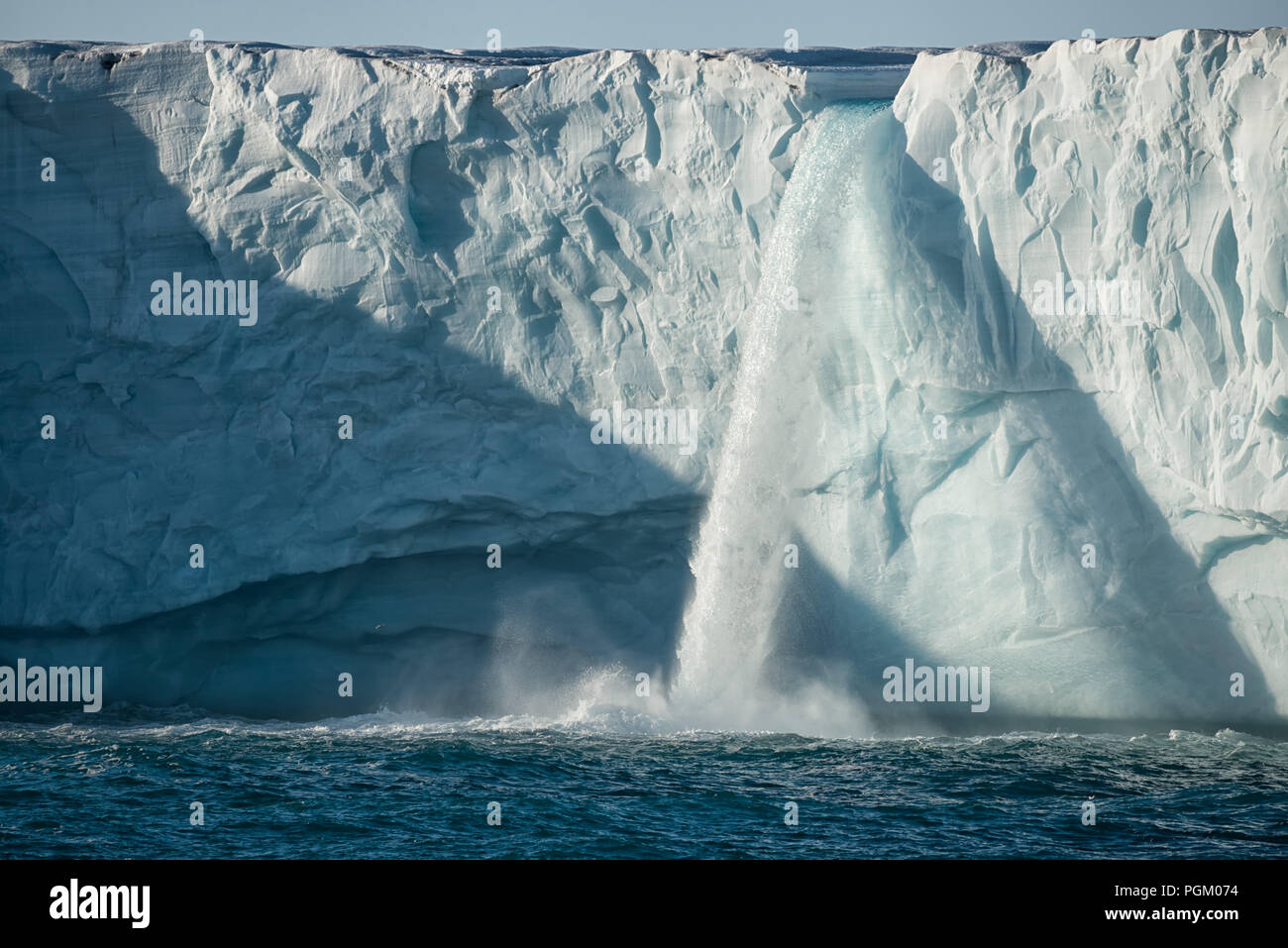 Schmelzwasser des Gletschers Bråsvellbreen, Teil der arktischen Eiskappe Austfonna, Nordaustlandet, Svalbard, Norwegen Stockfoto