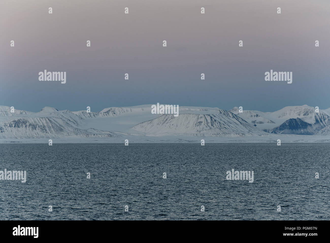 Schöne arktische Landschaft mit dem charakteristischen Twilight auf Svalbard im späten August, Norwegen Stockfoto Schöne arktische Landschaft mit dem charakteristischen Twilight auf Svalbard im späten August, Norwegen Stockfoto