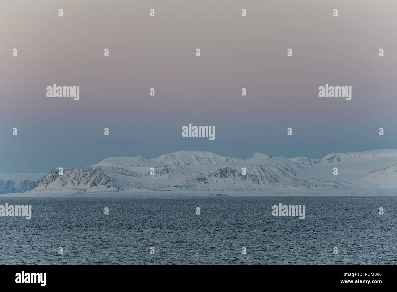 Schöne arktische Landschaft mit dem charakteristischen Twilight auf Svalbard im späten August, Norwegen Stockfoto