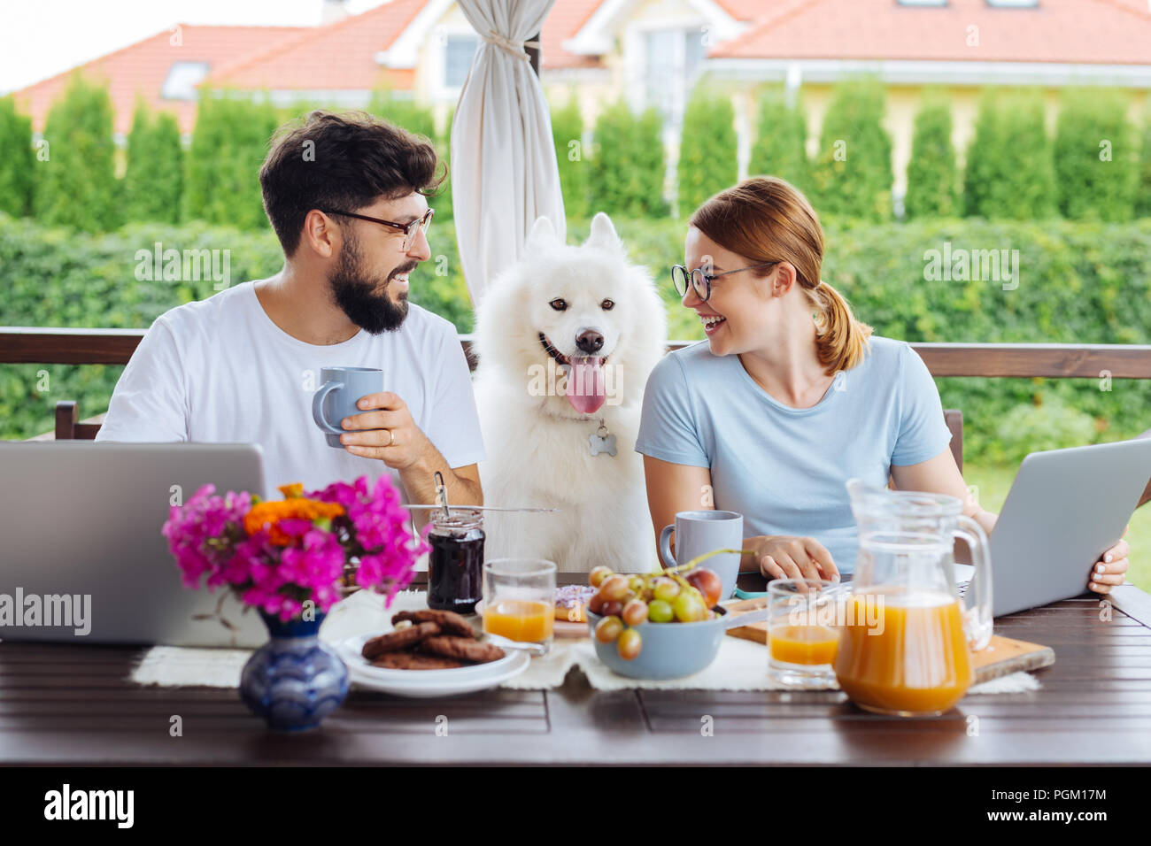 Junge Unternehmer arbeiten im gemeinsamen Fruehstueck Stockfoto