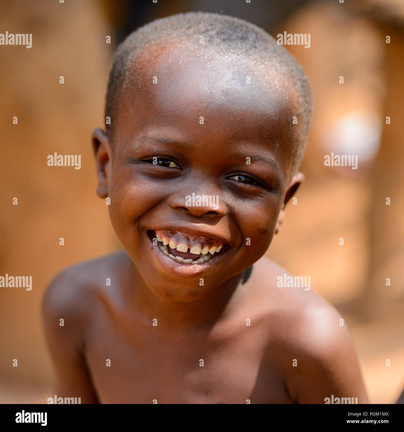 PIRA, BENIN - Jan 12, 2017: Unbekannter Beninischen kleine Junge lächelt. Benin Kinder leiden der Armut wegen der schlechten Konjunktur. Stockfoto