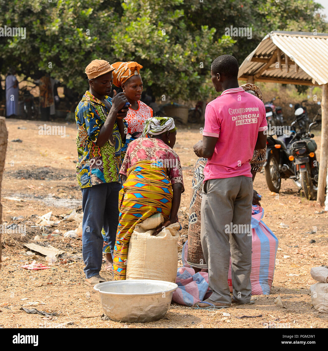 BOHICON, BENIN - Jan 12, 2017: Unbekannter beninischen Volk sprechen auf dem lokalen Markt. Benin Menschen leiden unter der Armut wegen der schlechten Konjunktur. Stockfoto