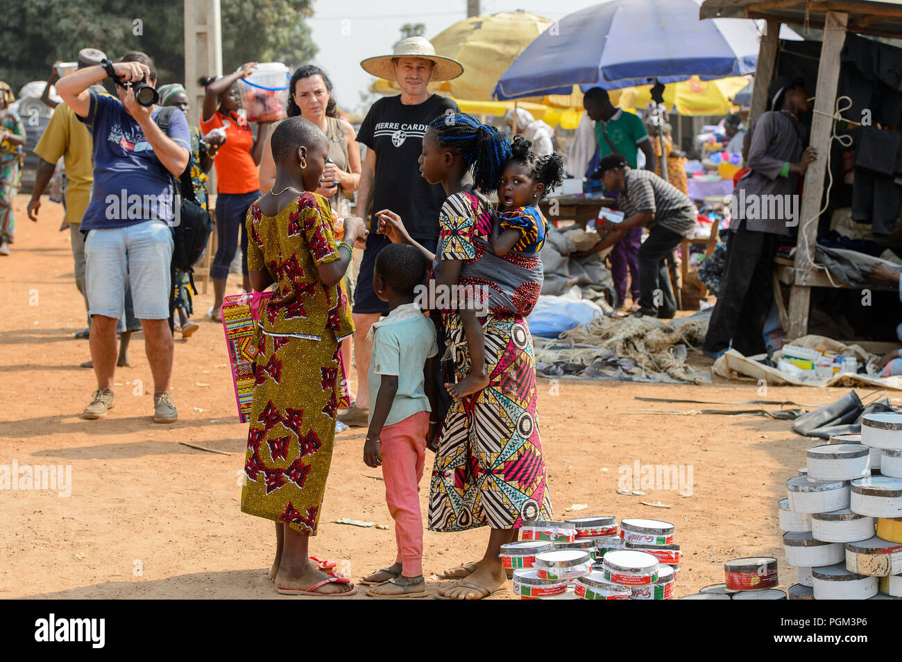 BOHICON, BENIN - Jan 12, 2017: Unbekannter beninischen Volk sprechen auf dem lokalen Markt. Benin Menschen leiden unter der Armut wegen der schlechten Konjunktur. Stockfoto