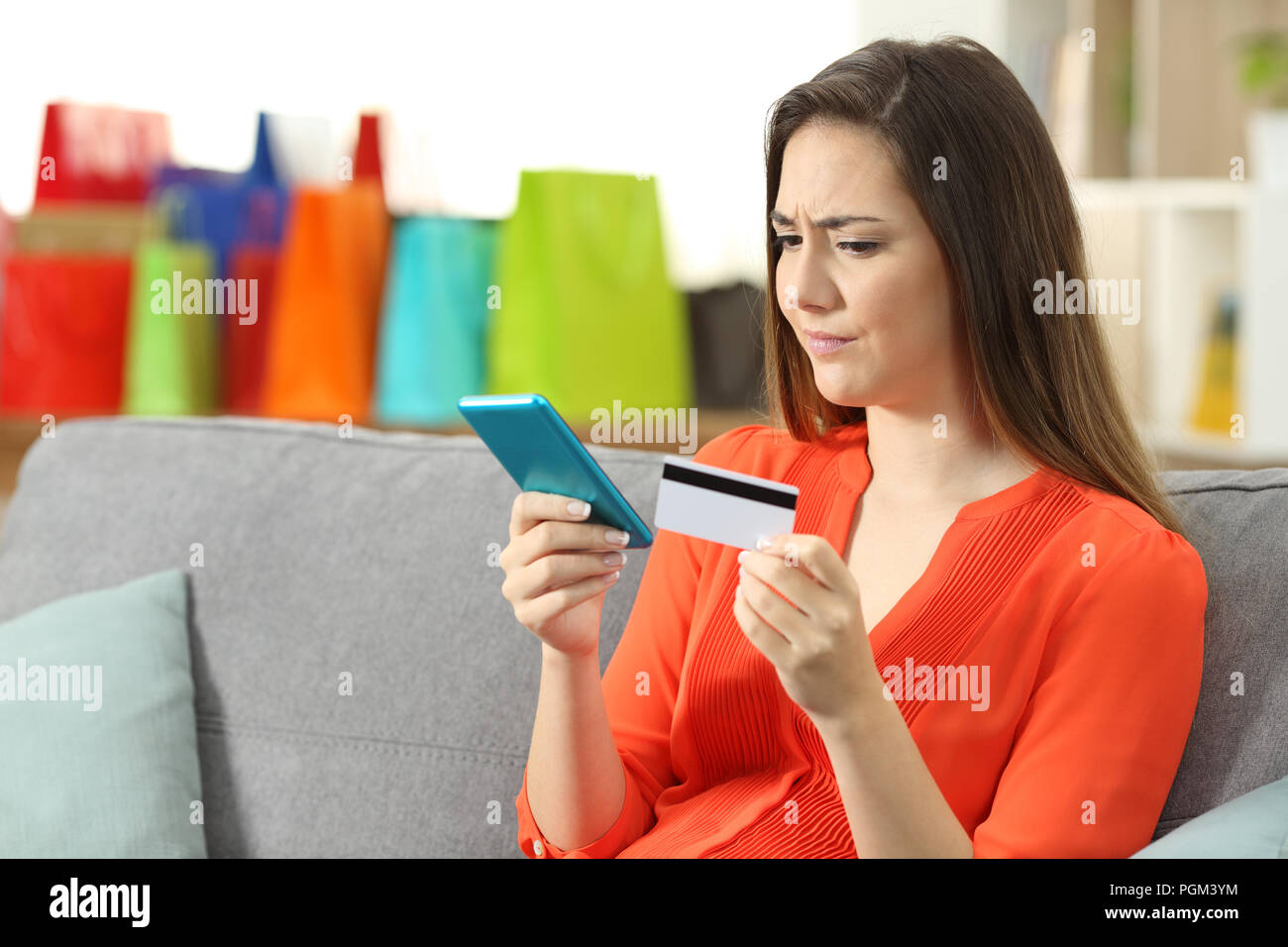 Confused buyer Fotos und Bildmaterial in hoher Auflösung Alamy