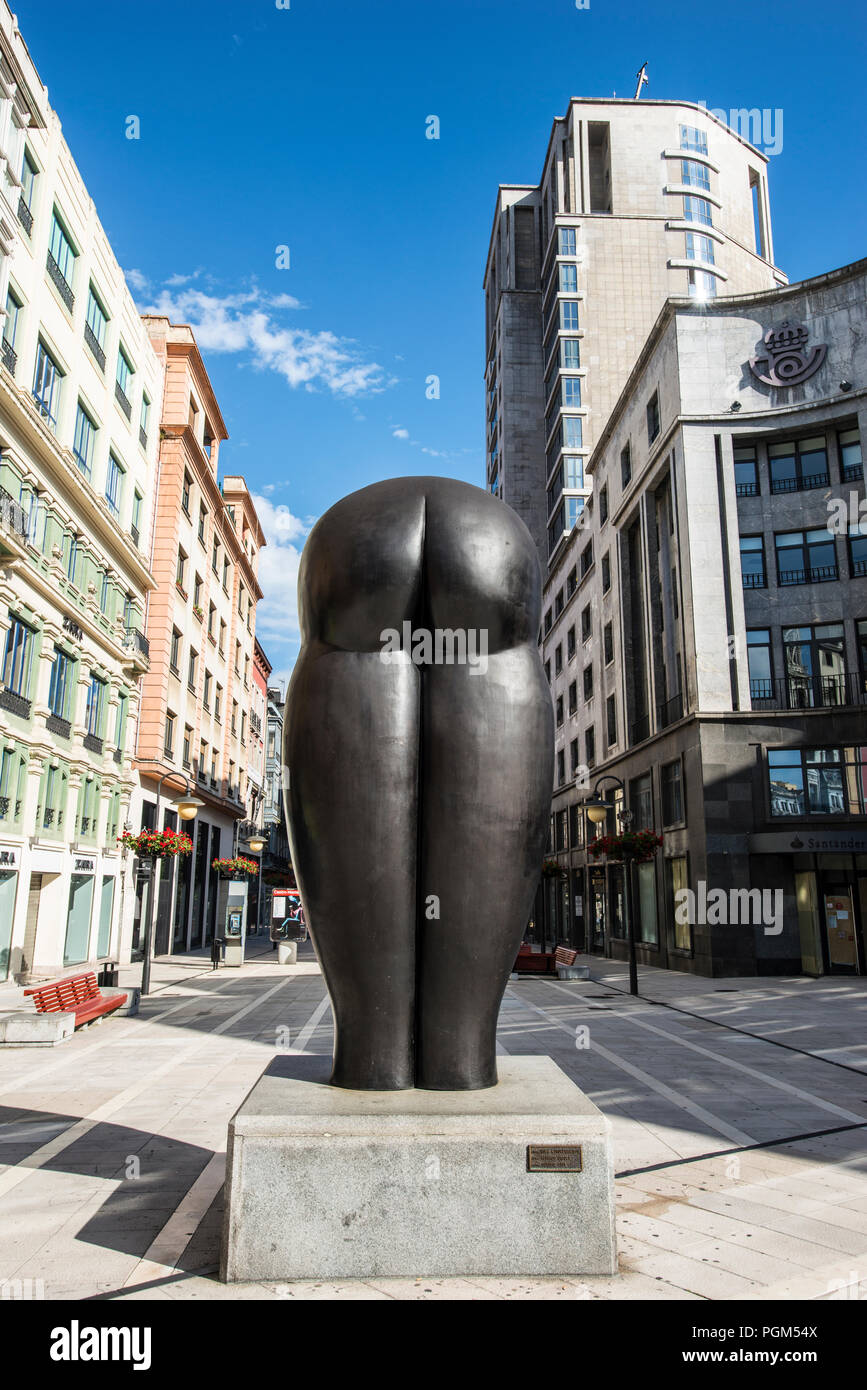 Städtische Skulptur Culis monumentalibus in Oviedo. Stockfoto