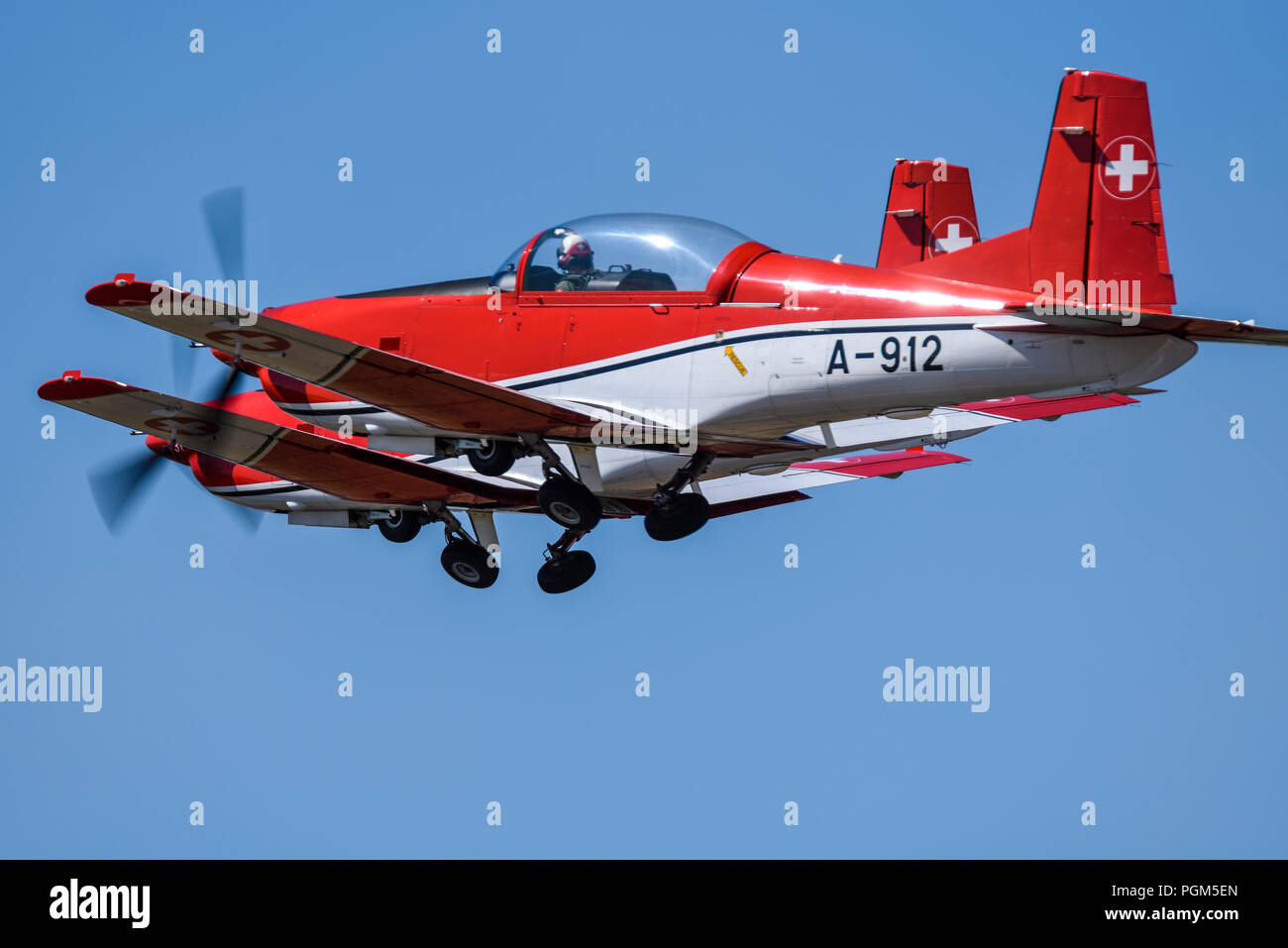 Swiss PC-7 Team Kunstflugteam fliegt auf der RIAT Royal International Air Tattoo Airshow in RAF Fairford, Großbritannien. Team anzeigen. Blauer Himmel Stockfoto