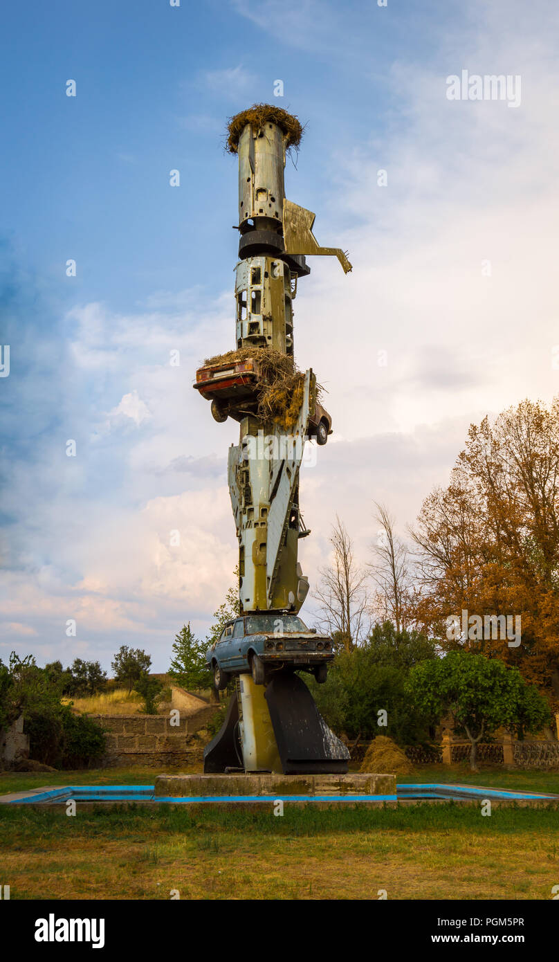 Der beeindruckenden Fassade Skulptur neben dem Museum Vostell Malpartida de Cáceres, Extremadura. Riesige Kunstwerk mit einem Flugzeug, Autos und Klaviere. Stockfoto