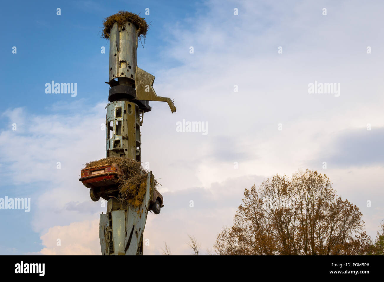 Der beeindruckenden Fassade Skulptur neben dem Museum Vostell Malpartida de Cáceres, Extremadura. Riesige Kunstwerk mit einem Flugzeug, Autos und Klaviere. Stockfoto