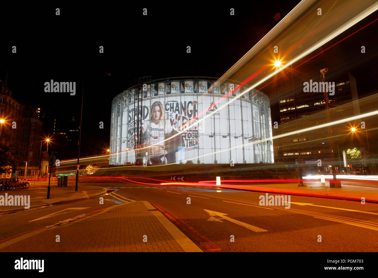 BFI London IMAX-Kino bei Waterloo, fotografiert in der Nacht, Langzeitbelichtung, die gehören leichte Wanderwege durch Durchgangsverkehr. Stockfoto