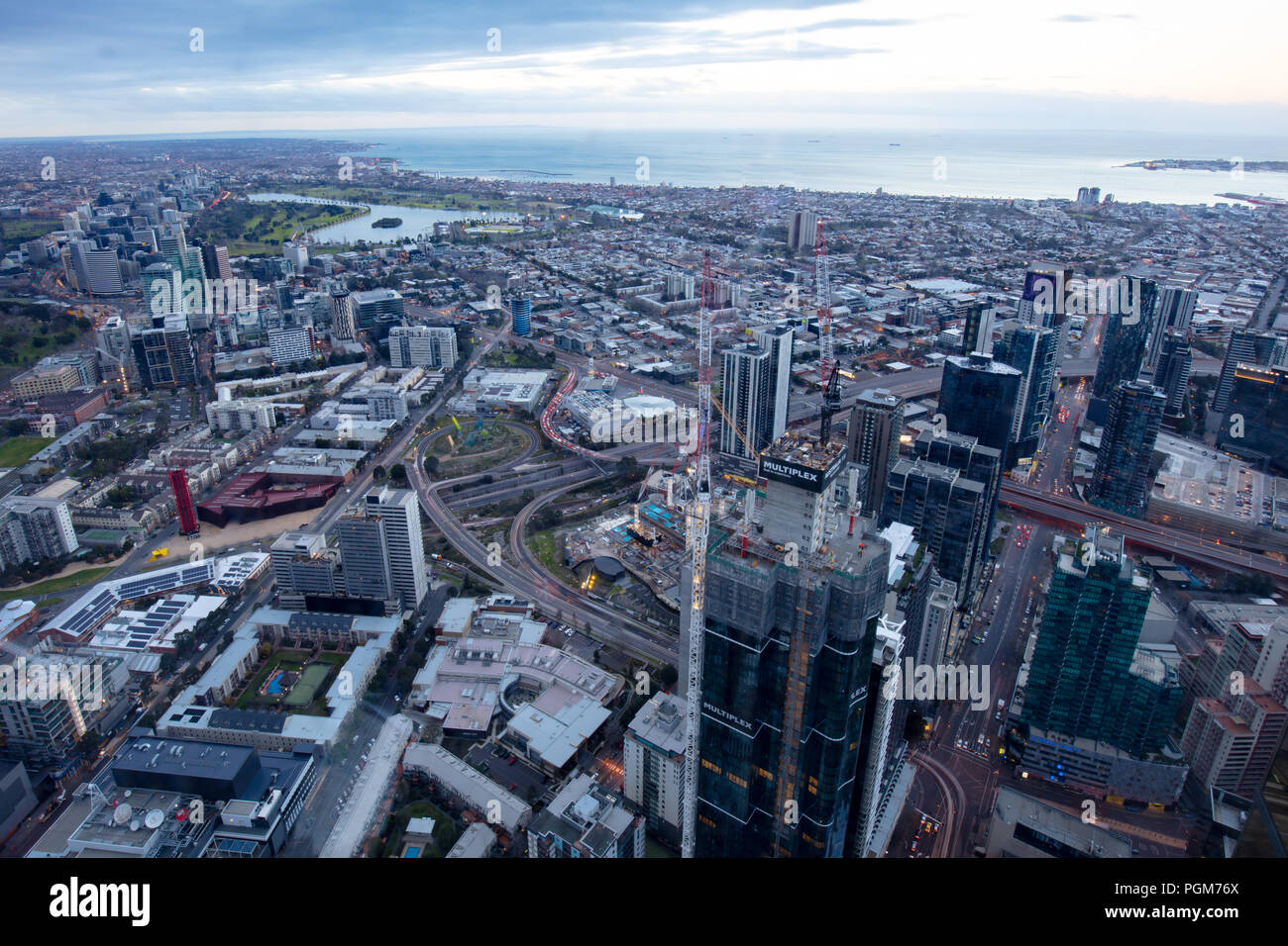 Blick auf den Sonnenaufgang über den Albert Park von Melbourne Fußgängerzone, in Victoria, Australien Stockfoto