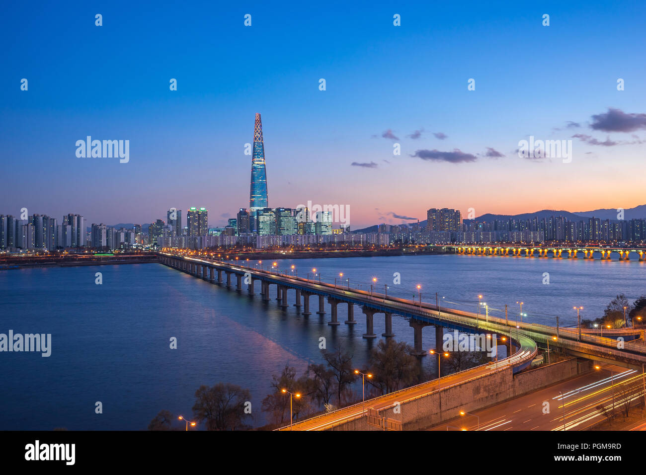 Nacht in Seoul city street in Südkorea. Stockfoto