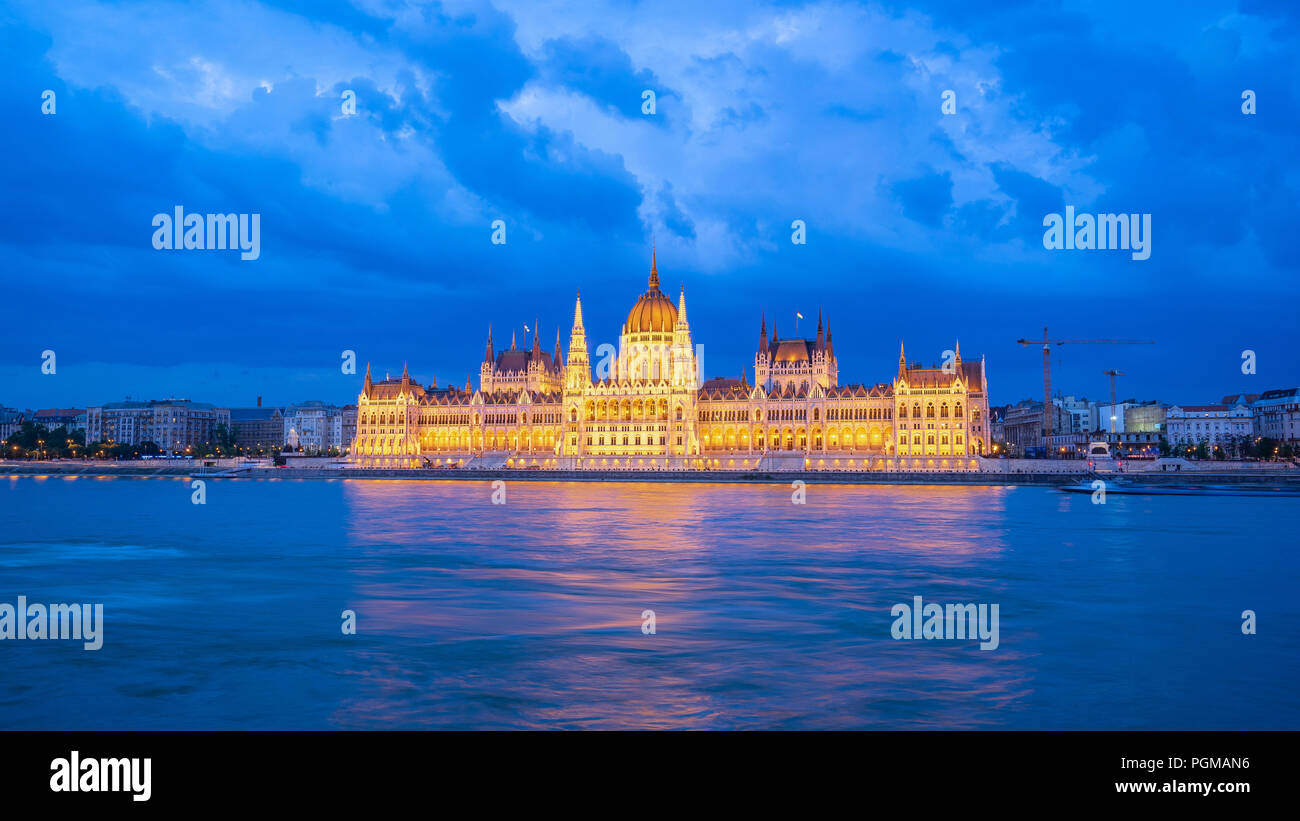 Budapester Parlament Gebäude mit Blick auf die Donau in der Nacht in Ungarn. Stockfoto