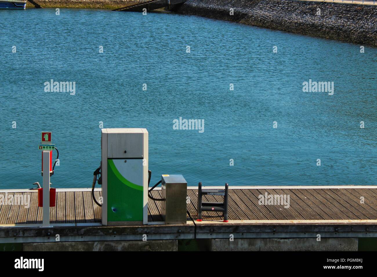 Tankstelle für Boote am Ufer des Flusses Tejo in Lissabon Stockfoto