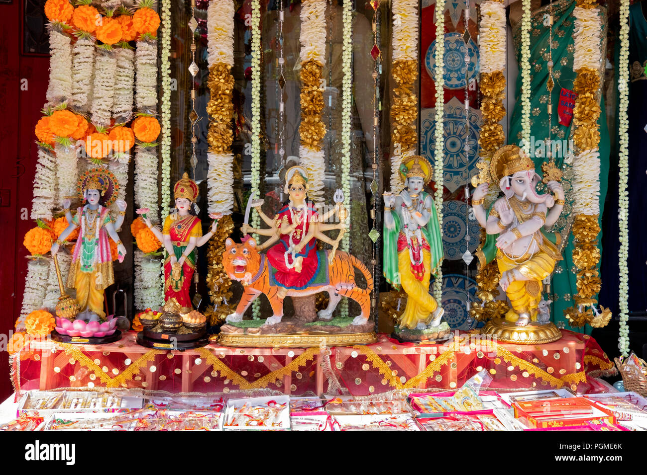Statuen der hinduistischen Gottheiten für Verkauf an Shakti, ein Geschäft mit Saris und Hinduistische religiöse Artikel auf Liberty Avenue in Richmond Hill, Queens, New York. Stockfoto