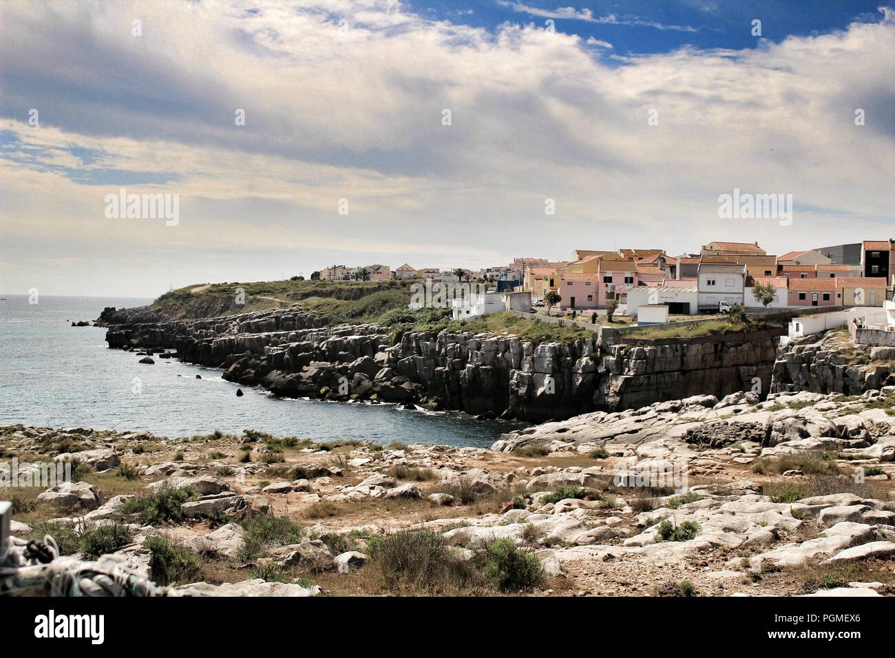 Blick auf das Dorf von Peniche und wilden Atlantischen Ozean mit schönen Klippen und Strände in Portugal Stockfoto