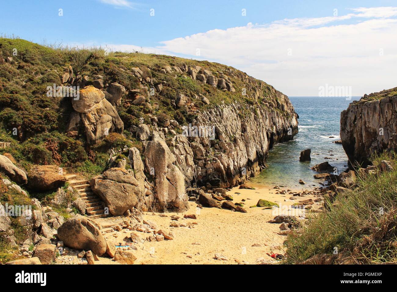 Blick auf den wilden Atlantik mit schönen Klippen und Strände in Peniche, Portugal Stockfoto