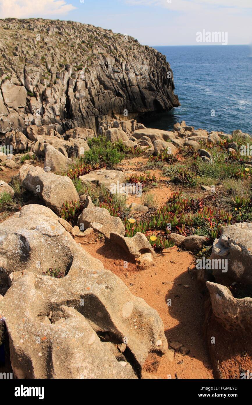 Blick auf den wilden Atlantik mit schönen Klippen und Strände in Peniche, Portugal Stockfoto