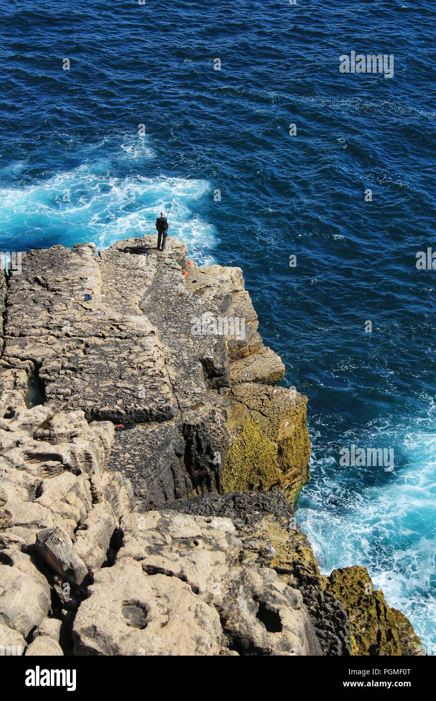 Blick auf den wilden Atlantik mit schönen Klippen in Peniche, Portugal Stockfoto