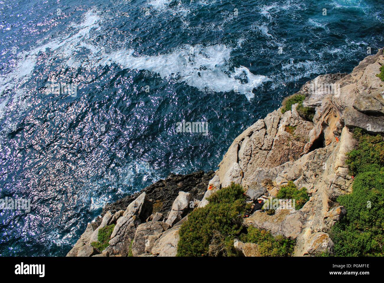 Blick auf den wilden Atlantik mit schönen Klippen und Strände in Peniche, Portugal Stockfoto