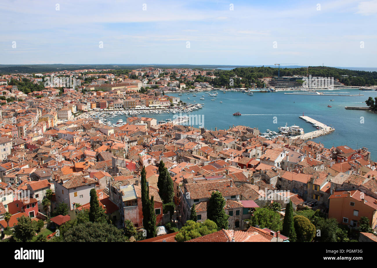 Blick vom Kirchturm der Hl. Euphemia Kirche, Rovinj (rovigno), Istrien, Kroatien mit Blick auf Hafen und die Dächer der umliegenden Häuser. Stockfoto