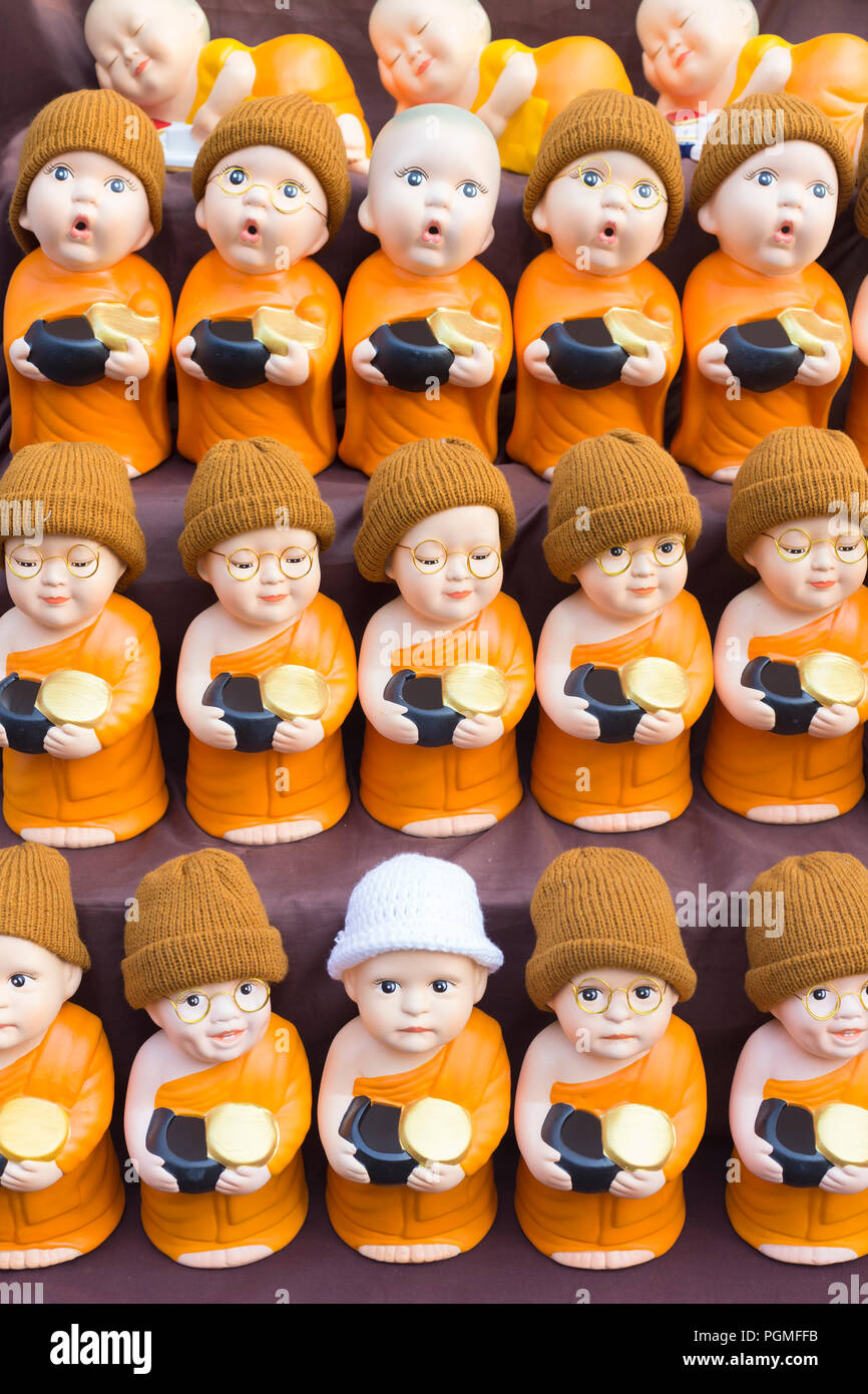 Mönch Spielzeug Puppen auf Anzeige auf einem Markt in Thailand Stockfoto