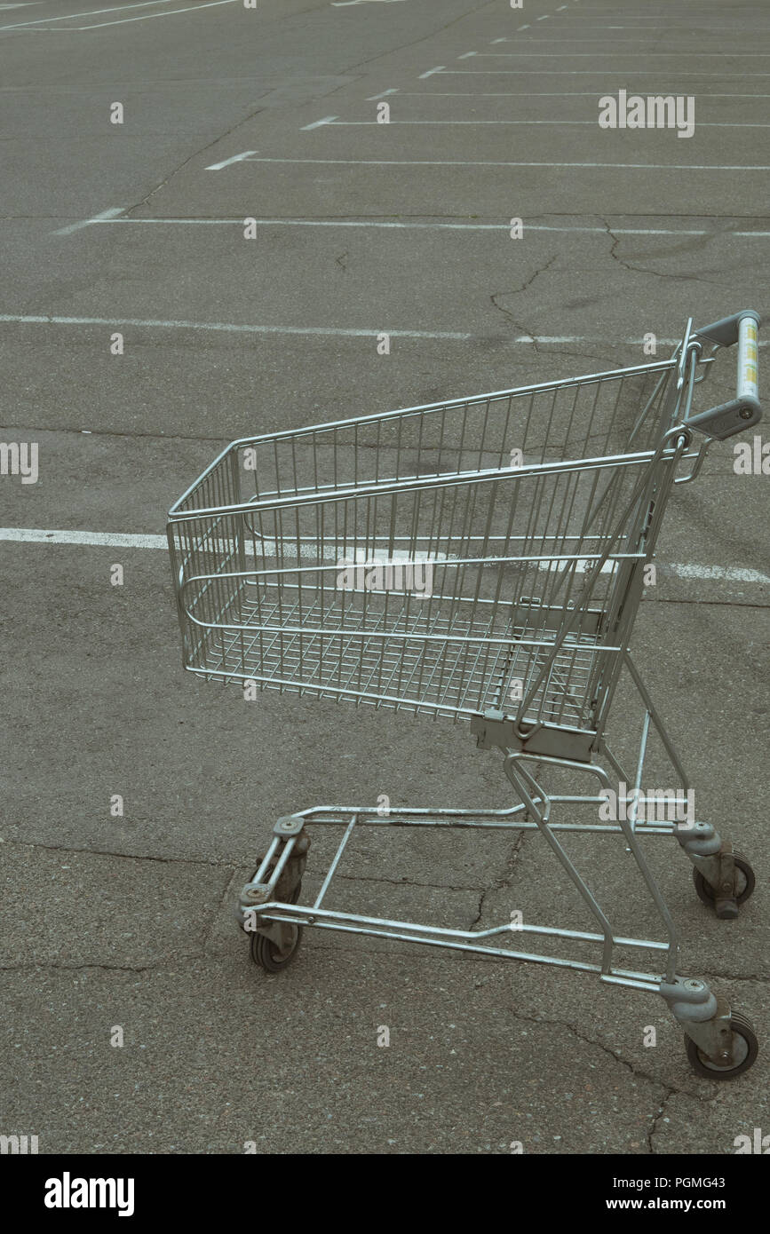 In der Nähe von Leer Warenkorb am Parkplatz in der Nähe von Lebensmittelladen. Krise Kunden können es sich nicht leisten, Kauf von Lebensmitteln Stockfoto