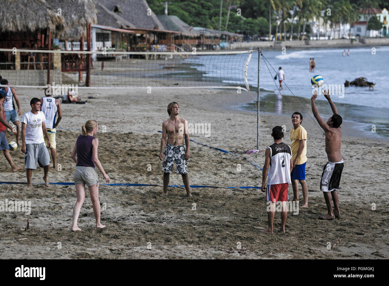 Touristen und Einheimische spielen in San Juan Del Sur, Nicaragua, Beachvolleyball Stockfoto