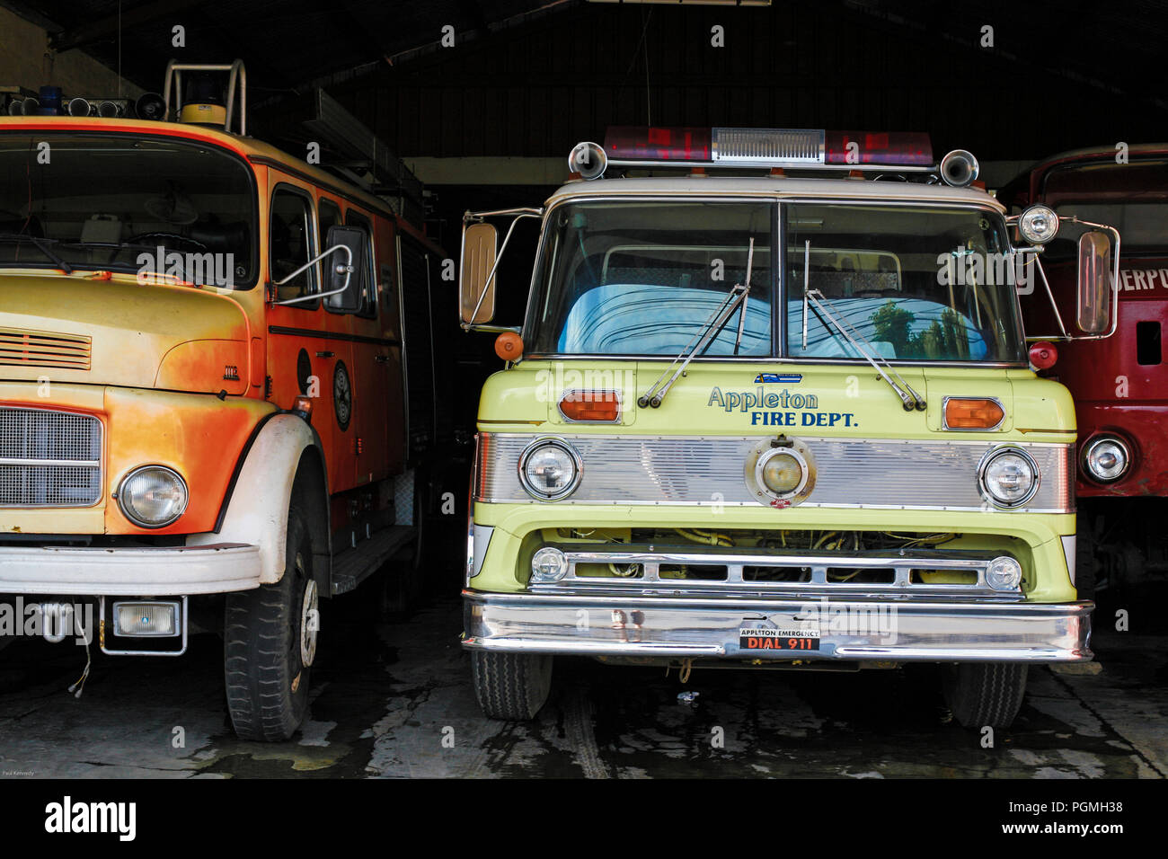 Alte Feuerwehrfahrzeuge auf der Feuerwehrstation in Corinto, Chinandega, Nicaragua Stockfoto