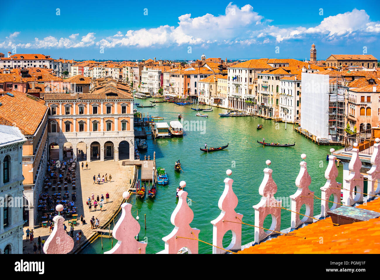 Der sehr geschäftige Canal Grande in Venedig, Italien. Aus einer Luftperspektive aufgenommen. Stockfoto