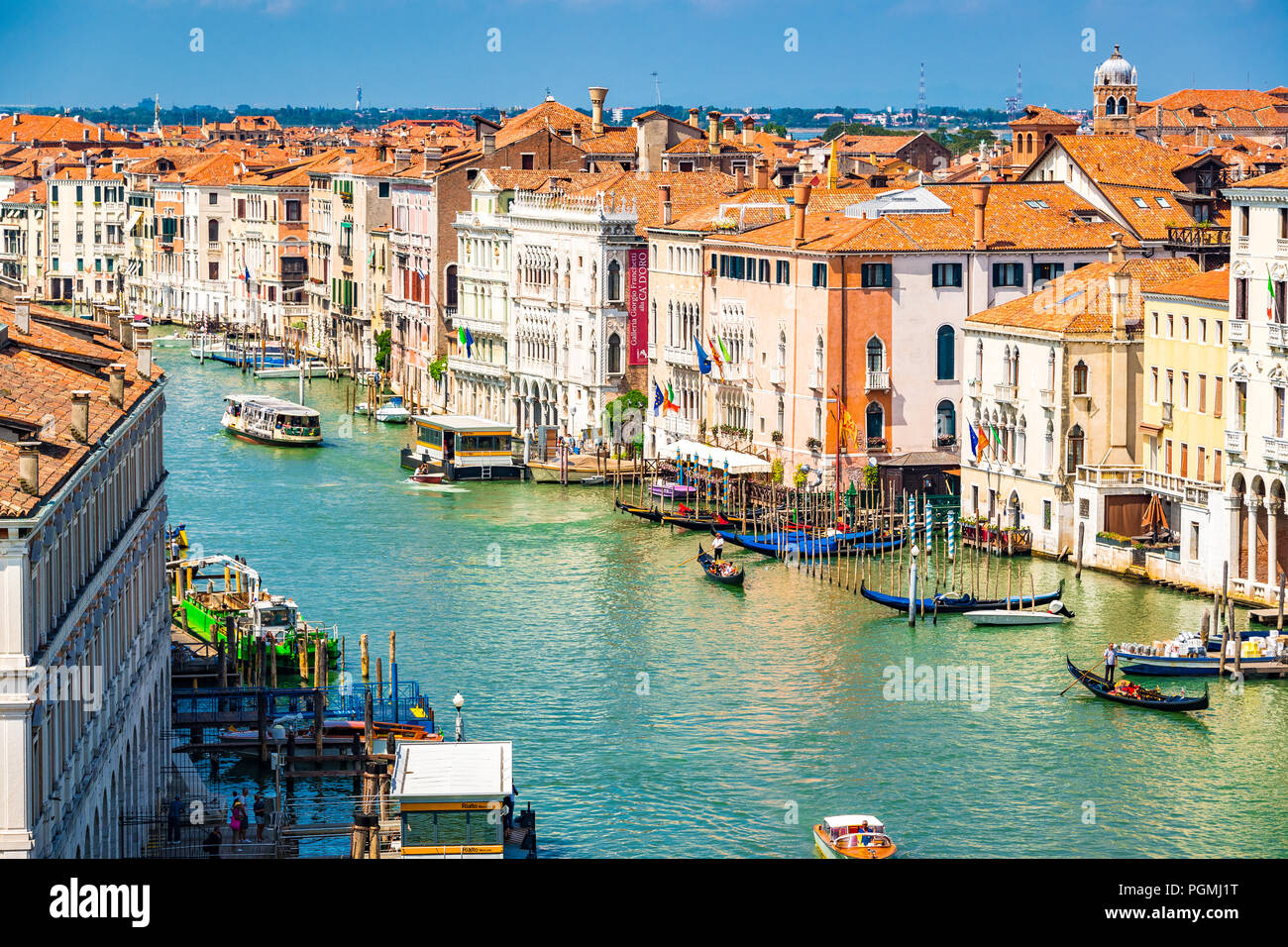 Eine Luftaufnahme des berühmten Grand Canal mit Gondeln vor Hotels und farbigen Gebäuden in Venedig, Italien Stockfoto