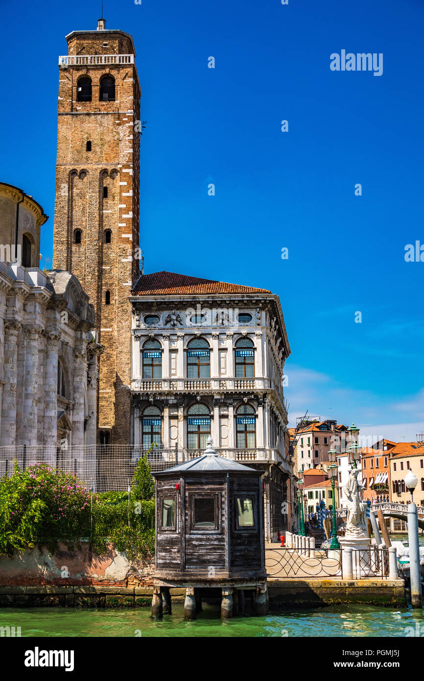 Blick vom Canale Grande auf den Glockenturm von San Geremia in Venedig, Italien. San Geremia e Lucia ist eine Kirche im Sestiere von Cannaregio. Stockfoto