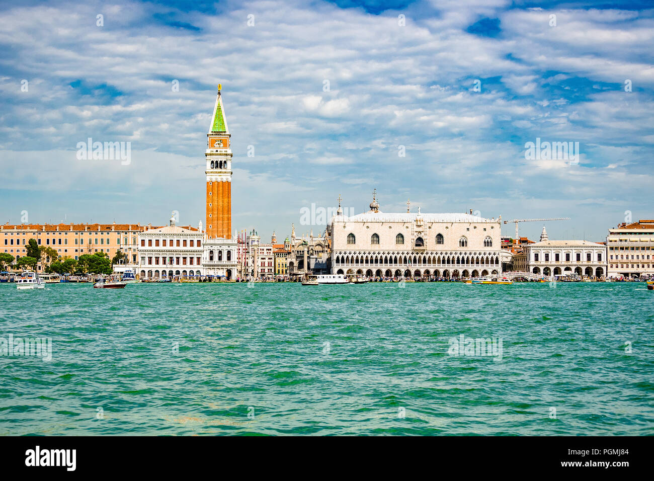 Markusturm (Campanile di San Marco) und Dogenpalast (Palazzo Ducale) in Venedig (Venedig), Italien Stockfoto