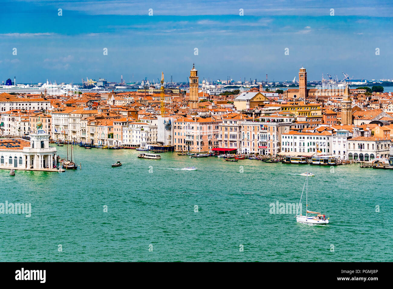 Die Punta della Dogana ist das dreieckige Gebiet von Venedig, wo der Canale Grande auf den Canal de Giudecca trifft. Stockfoto