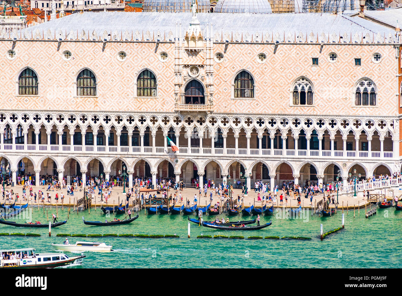 Luftaufnahme des Dogenpalastes (Palazzo Ducale) am Rande des berühmten Markusplatzes (Piazza San Marco) in Venedig (Venezia), Italien Stockfoto