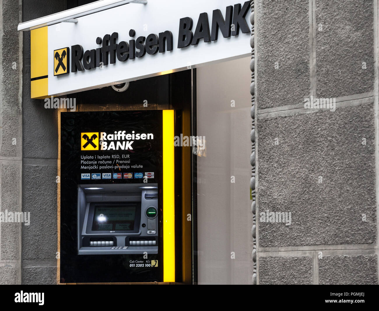 Belgrad, SERBIEN - 26. AUGUST 2018: Raiffeisen Logo auf der Hausbank in Belgrad, mit Ihren Geldautomaten im Hintergrund. Raiffeisen ist eine österreichische Bank, Mas Stockfoto