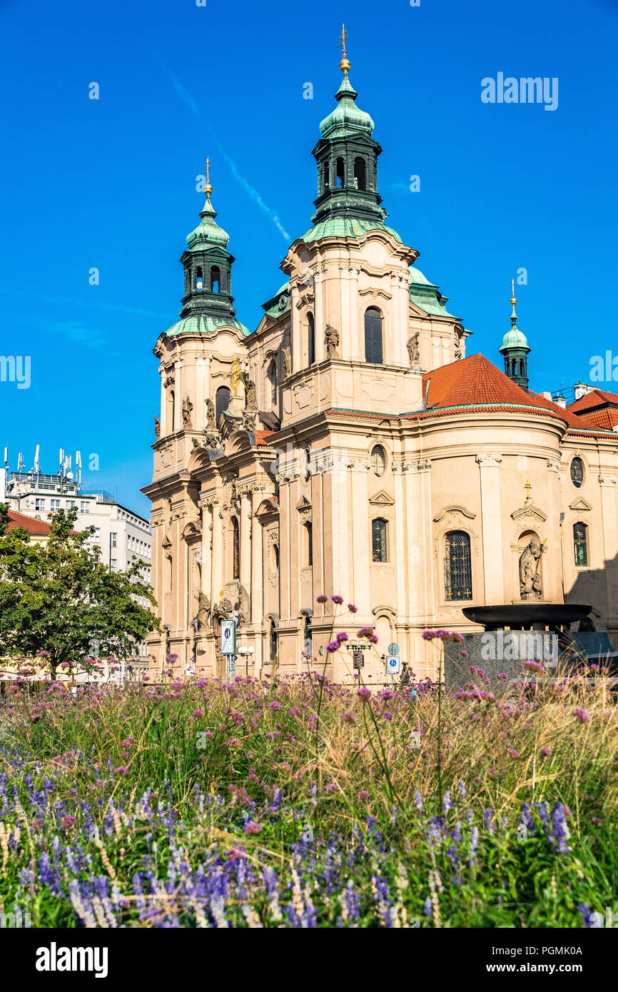 Die Nikolauskirche ist eine spätgotisch-barocke Saitenkirche in der Prager Altstadt in Tschechien. Stockfoto