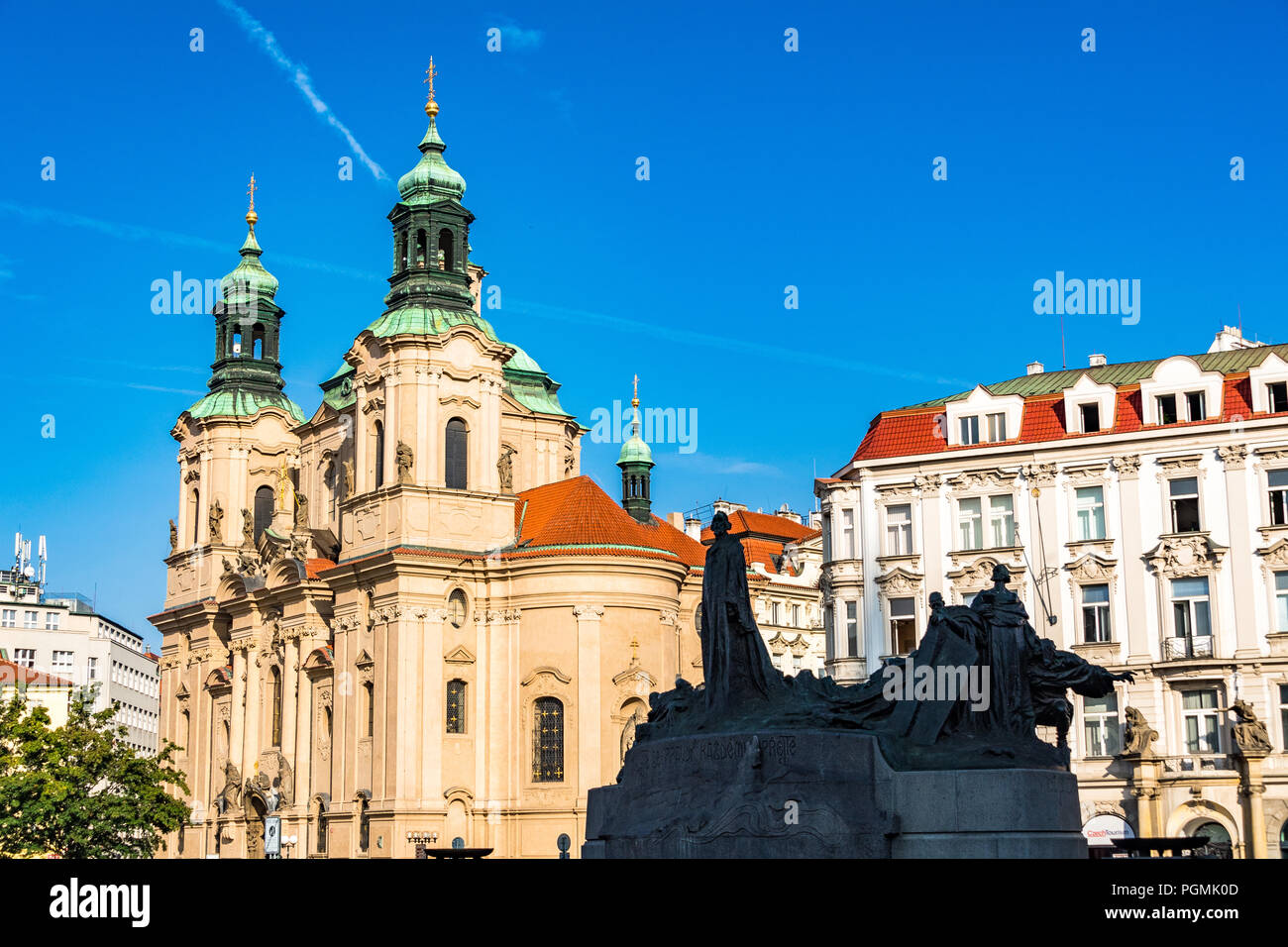 Die Nikolauskirche ist eine spätgotisch-barocke Saitenkirche in der Prager Altstadt in Tschechien. Stockfoto