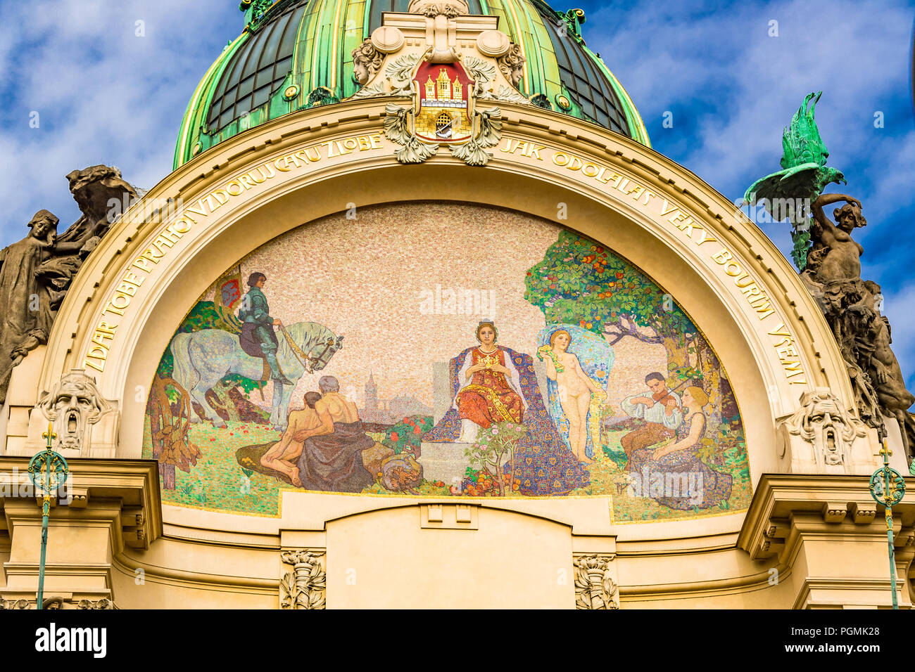 Im Gemeindehaus befindet sich die Smetana-Halle, ein gefeierter Konzertsaal, in Prag. Es befindet sich an der Náměstí Republiky neben dem Pulvertor. Stockfoto