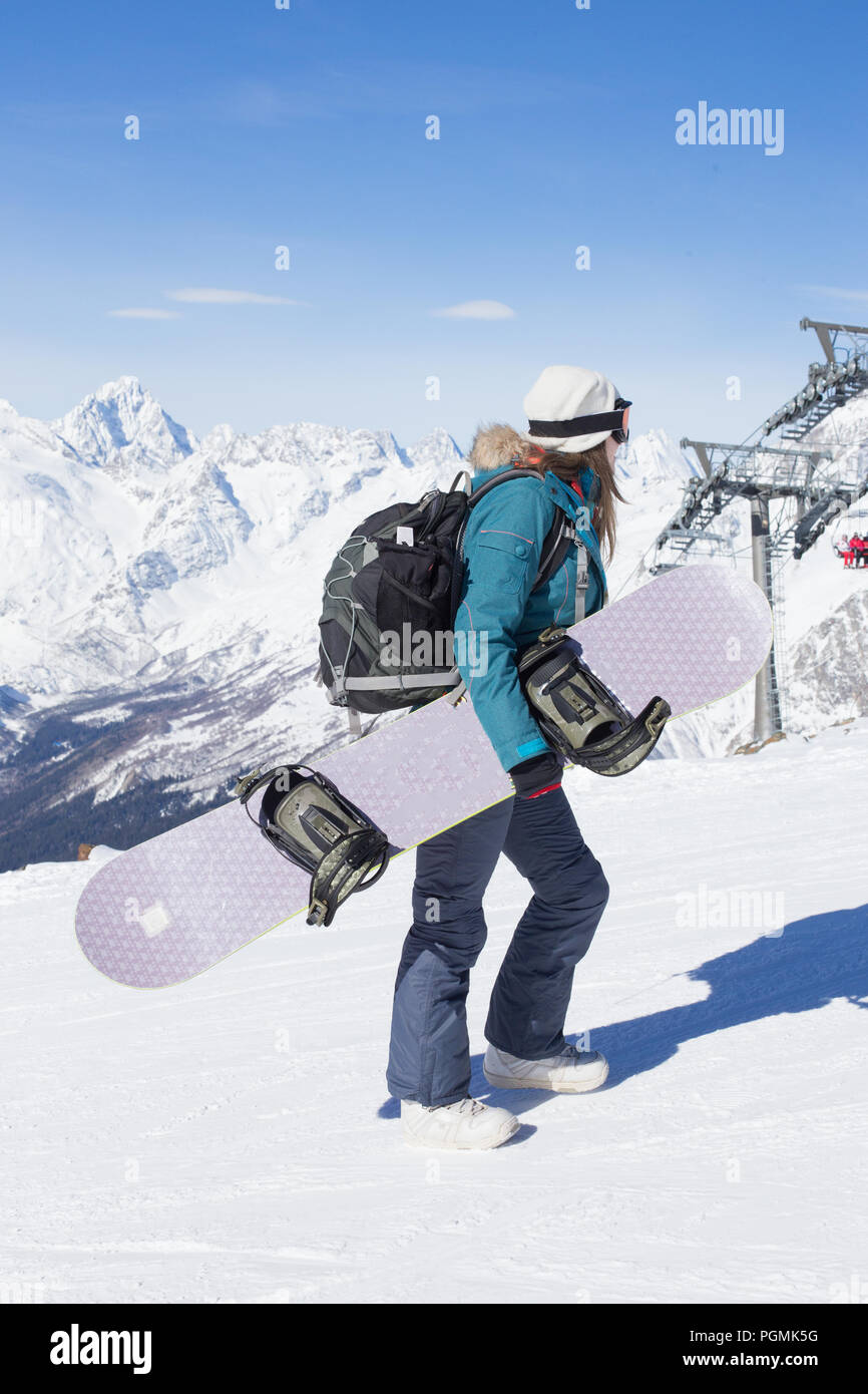 Snowboarder Mädchen im Hintergrund auf die Berge im Winter genießt die Landschaft. Konzept der Snowboard, Lifestyle, Sport, Abenteuer. Stockfoto