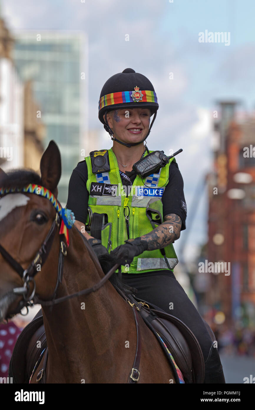 Weibliche Greater Manchester montiert Polizisten zeigen ihre Unterstützung für die LGBT-Gemeinschaft, wie sie an der Manchester 2018 Pride Parade nehmen. Stockfoto